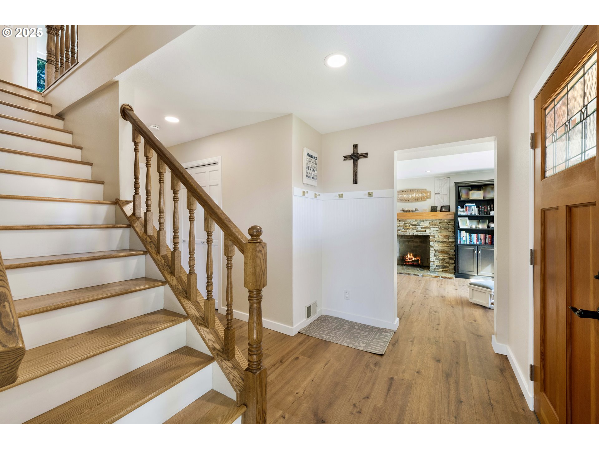 2402 Stephanie Lane North Bend, OR 97459 - Photo 8 of 48 Entrance/Foyer