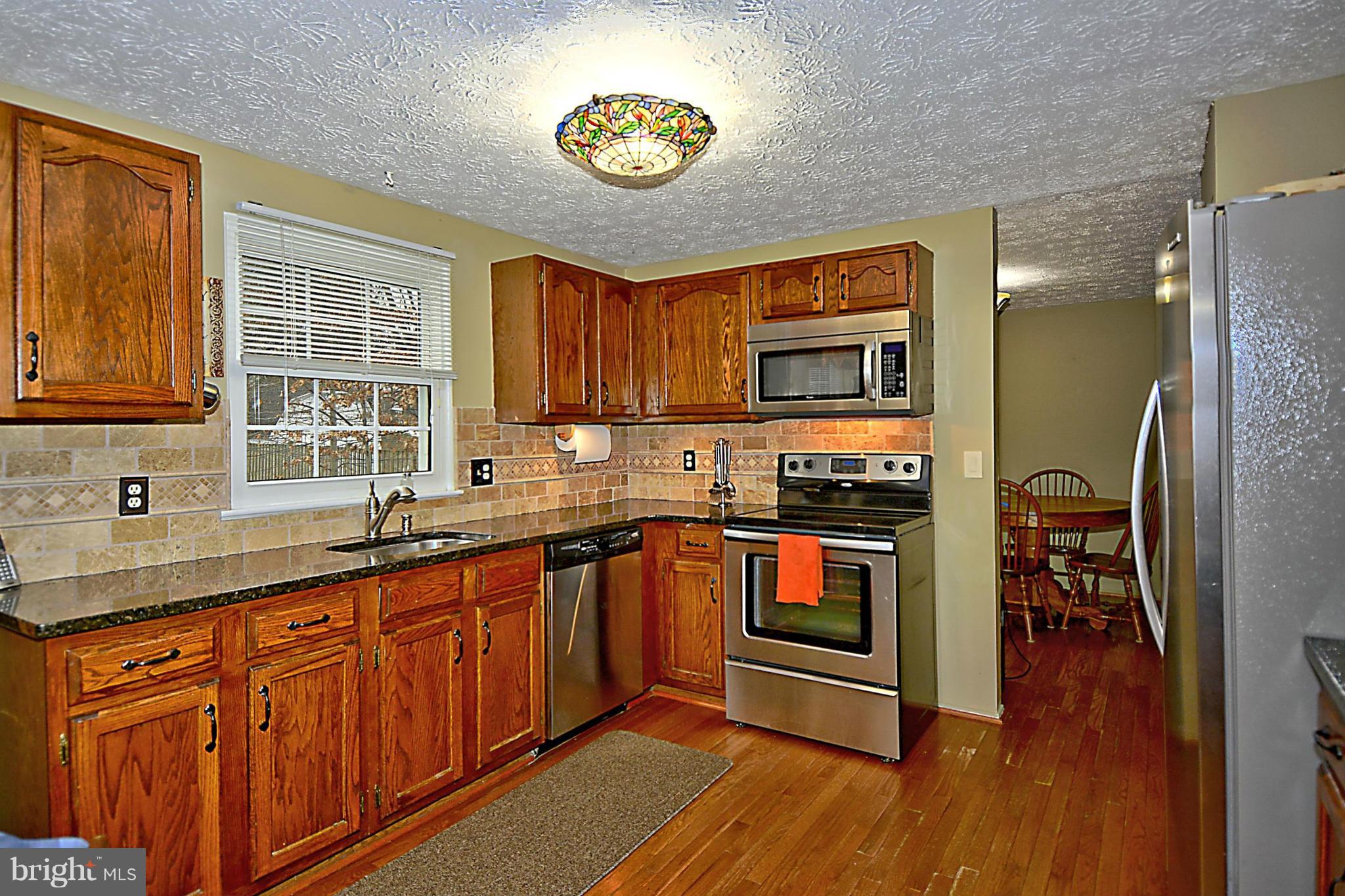 Kitchen w/Granite