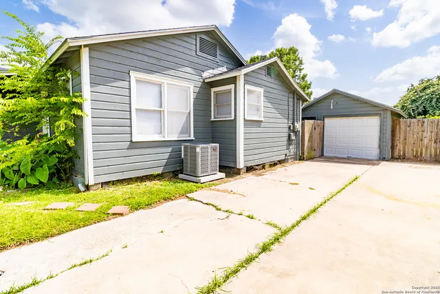 a front view of house with yard and garage