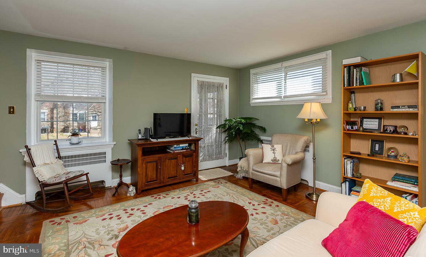 133 Green Valley Road Upper Darby, PA 19082 - Photo 9 of 29 Living Room