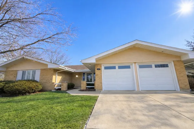 $3,195 | 810 West Lakeside Plaza, Hoffman Estates, IL 60169