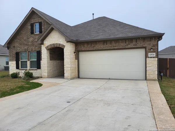 $1,900 | 6934 Shiraz Way, Converse, TX 78109
