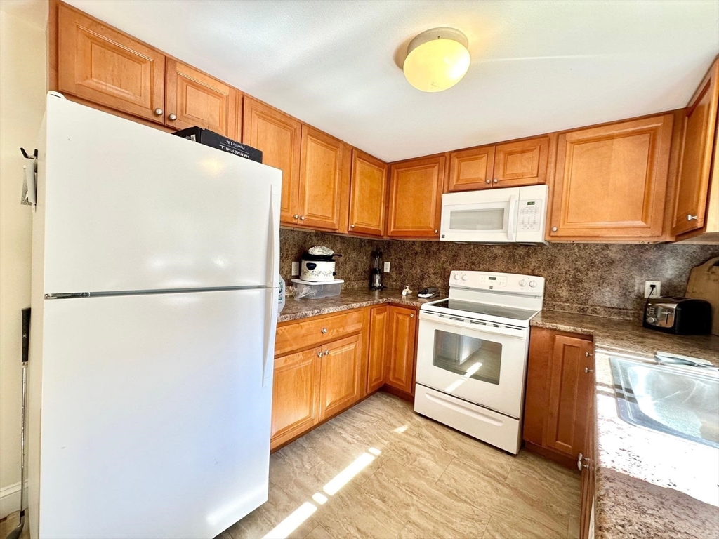 10 Roulston Road, Unit 10 Windham, NH 03087 - Photo 6 of 16