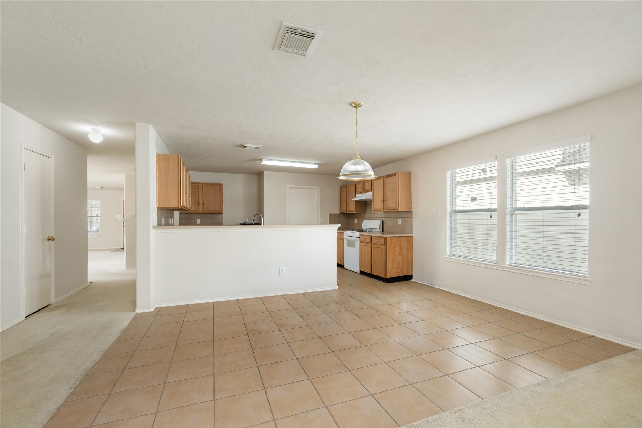 9339 Canady Park Lane Houston, TX 77075 - Photo 17 of 44 Large breakfast area with large windows and breakfast bar.