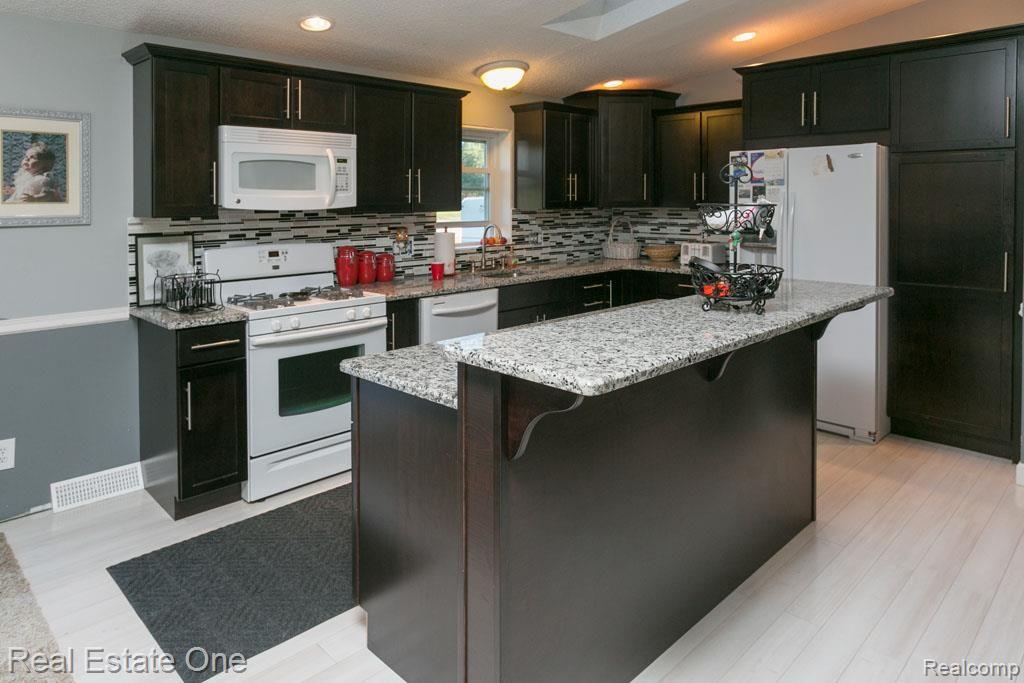9077 Pinckney Road Pinckney, MI 48169 - Photo 7 of 33