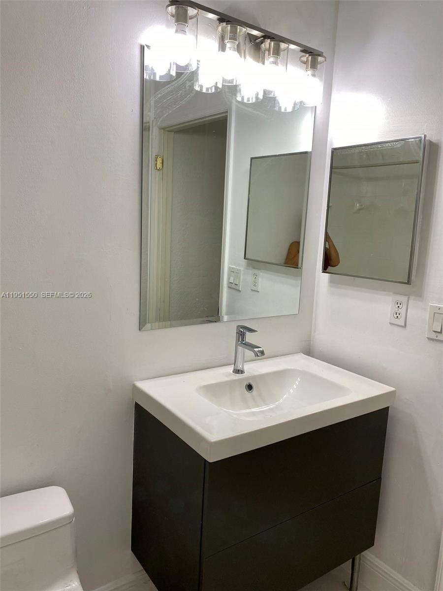 11301 Rockinghorse Road Cooper City, FL 33026 - Photo 13 of 34 a bathroom with a sink and a mirror