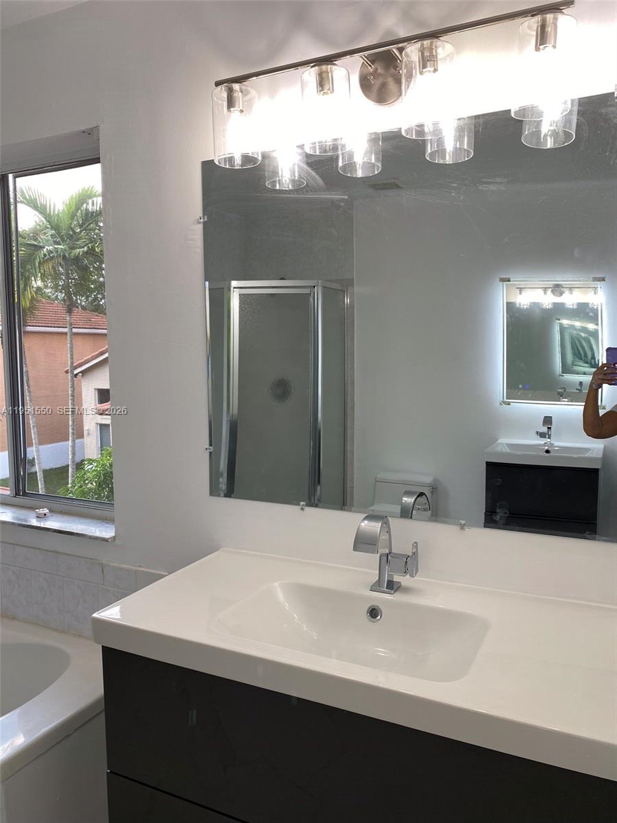 11301 Rockinghorse Road Cooper City, FL 33026 - Photo 8 of 34 a bathroom with a sink and a mirror