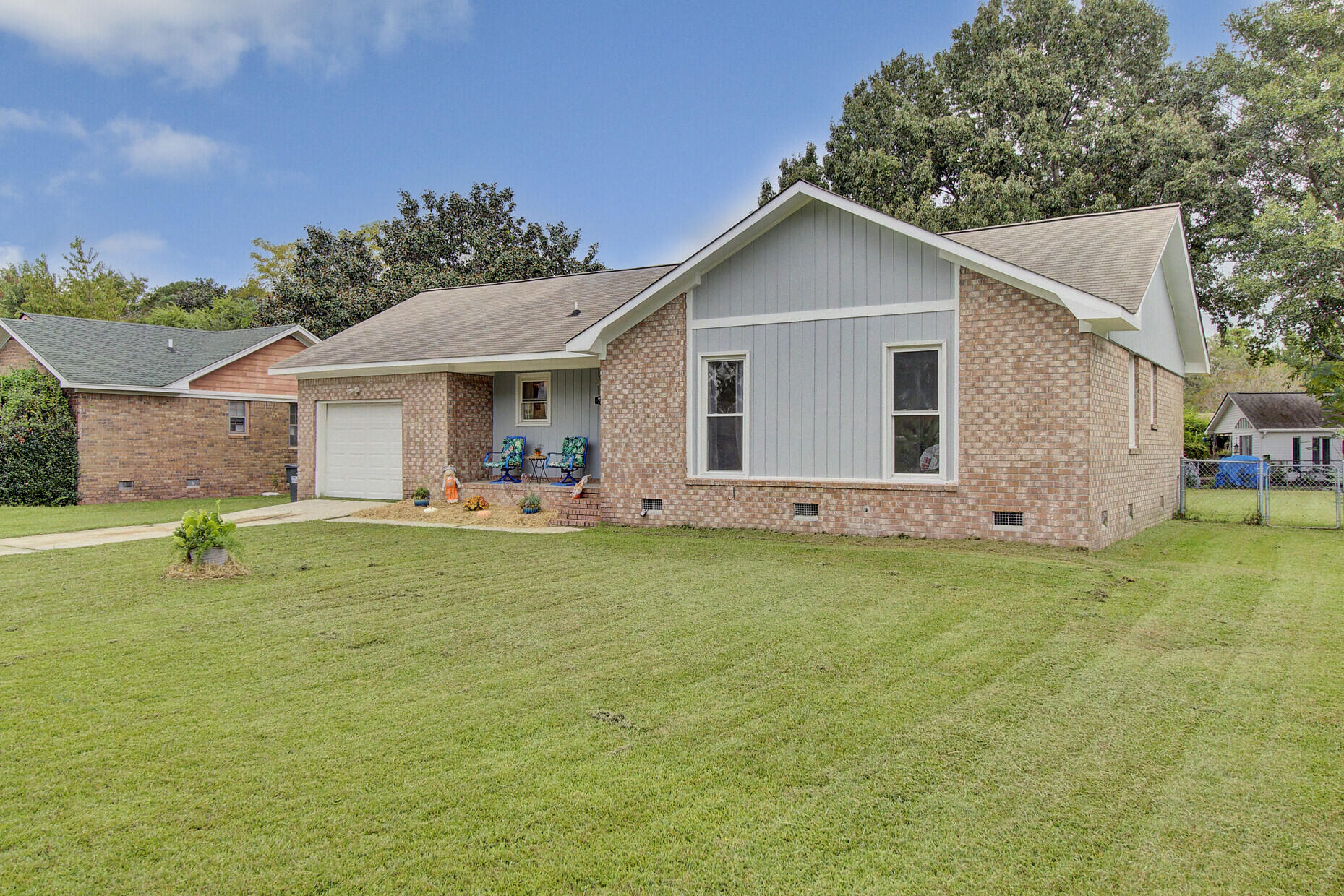 715 Beauregard Road Summerville, SC 29486 - Photo 2 of 32 Front:side