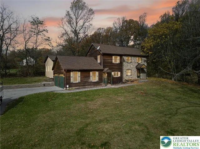 a view of a house with a yard
