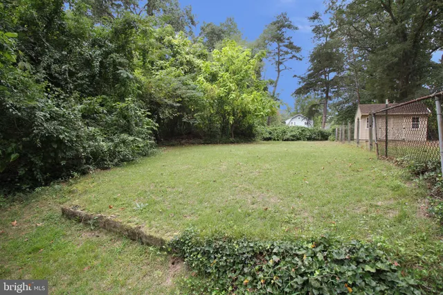 a view of a yard with a house
