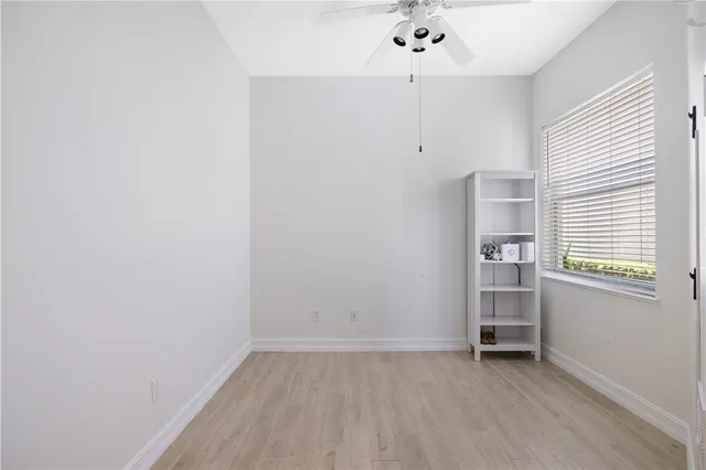 a view of livingroom with furniture and ceiling fan