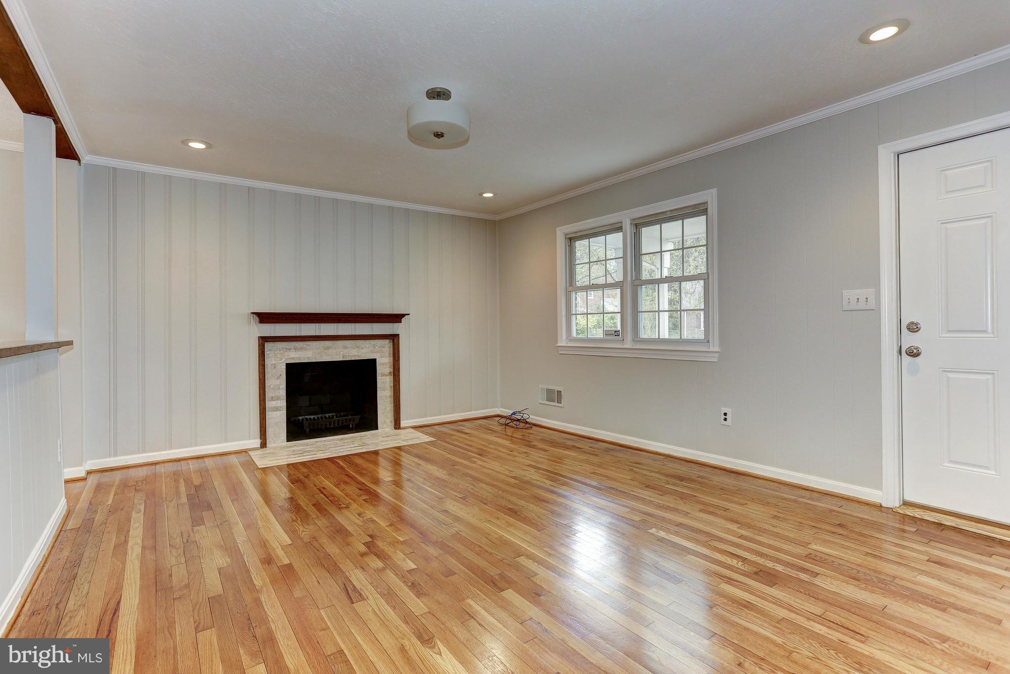 10600 Inwood Avenue Silver Spring, MD 20902 - Photo 7 of 30 Living Room