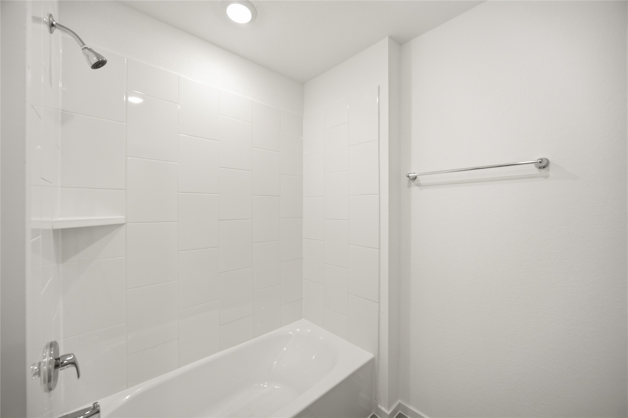 7 Robin Court Angleton, TX 77515 - Photo 22 of 27 Full bath — Clean full bathroom with tub/shower combo and modern finishes.