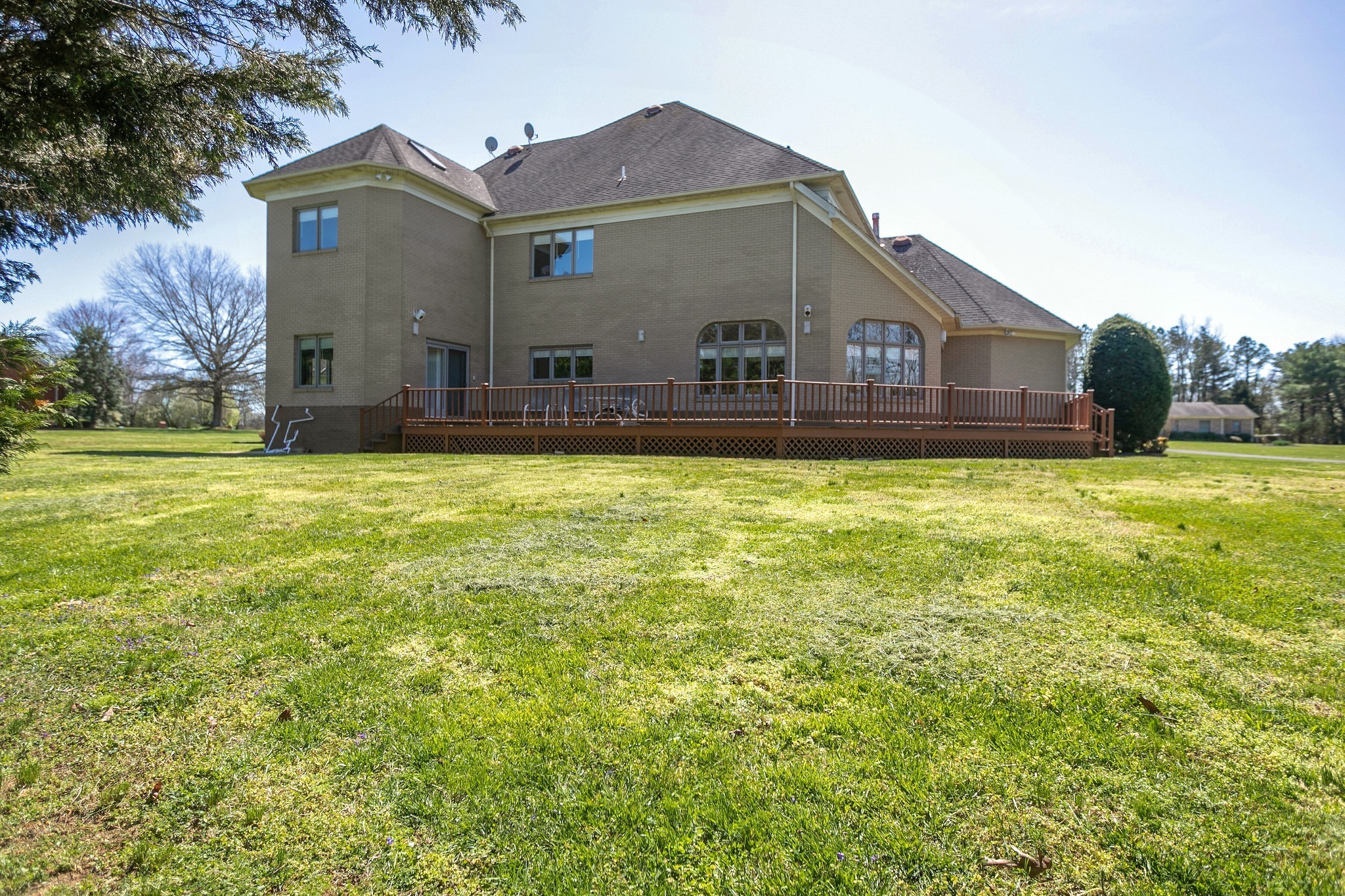 970 9th Street Lawrenceburg, TN 38464 - Photo 6 of 50 a front view of house with yard and trees