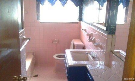 20541 Huntington Road Detroit, MI 48219 - Photo 7 of 18 bathroom
