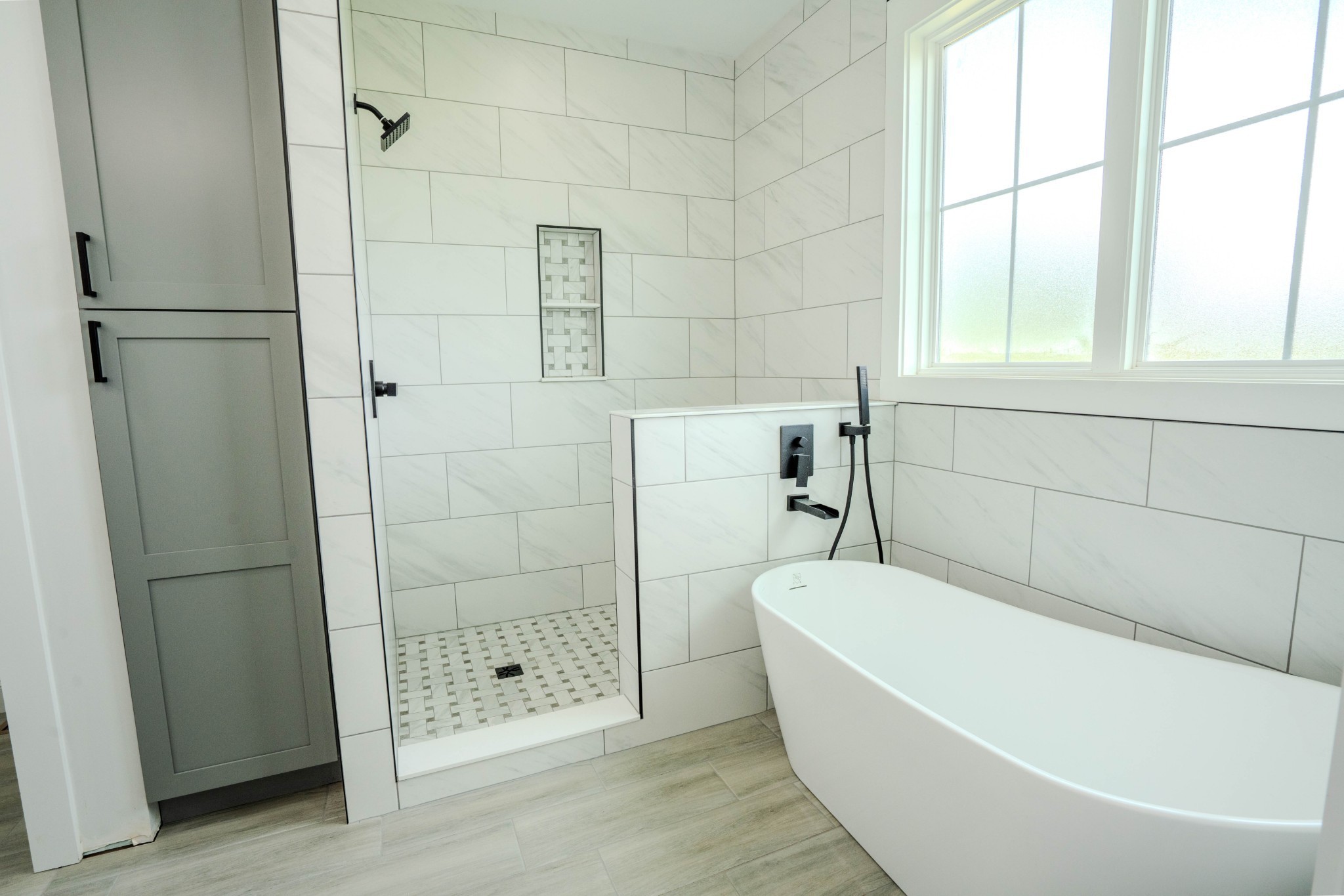 176 Beartown Road Loretto, TN 38469 - Photo 29 of 46 a bathroom with a bathtub and shower
