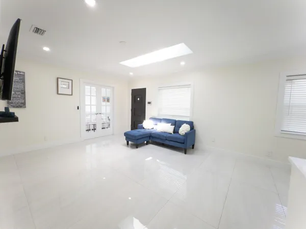 $3,000 | 887 West Perry Street, Lantana, FL 33462