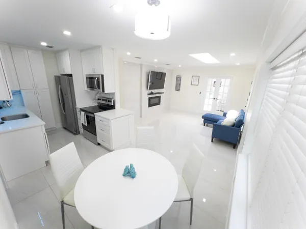 $3,000 | 887 West Perry Street, Lantana, FL 33462