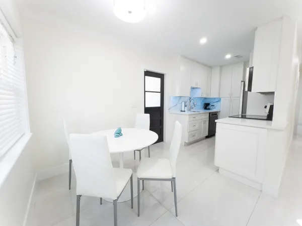 $3,000 | 887 West Perry Street, Lantana, FL 33462