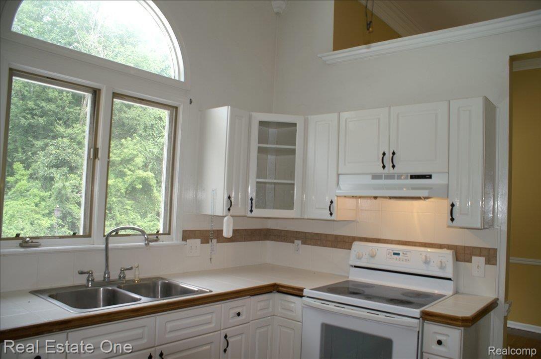 1955 White Lake Road Highland, MI 48356 - Photo 11 of 25 BRIGHT KITCHEN