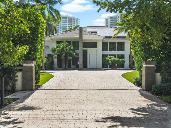 a view of a yard with palm trees
