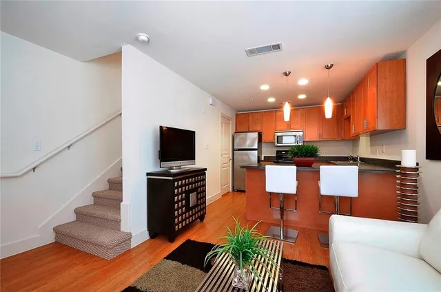 $1,595 | 711 West 32nd Street, Unit 101, Austin, TX 78705