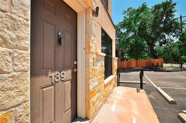 $1,595 | 711 West 32nd Street, Unit 101, Austin, TX 78705