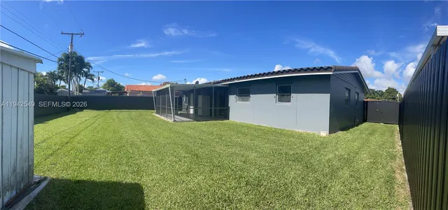 a view of a backyard