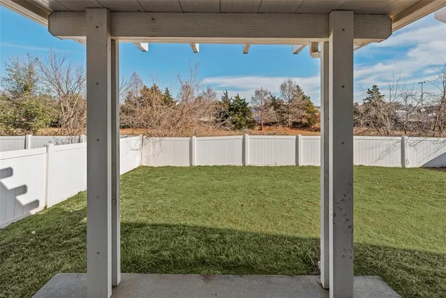 a view of a back yard