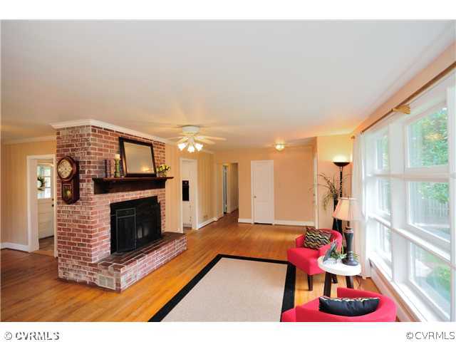 8302 Cherokee Road Richmond, VA 23235 - Photo 4 of 24 Living Room - The living room is flooded with ligh