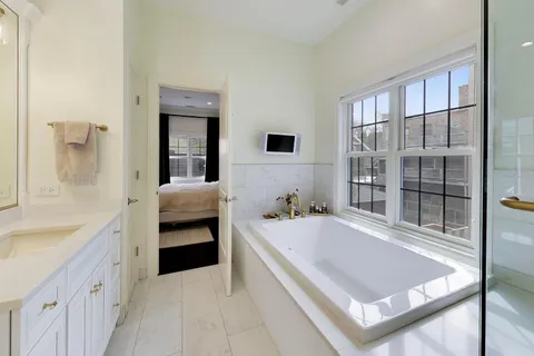 $1,950,000 | 3111 North Kenmore Avenue, Chicago, IL 60657