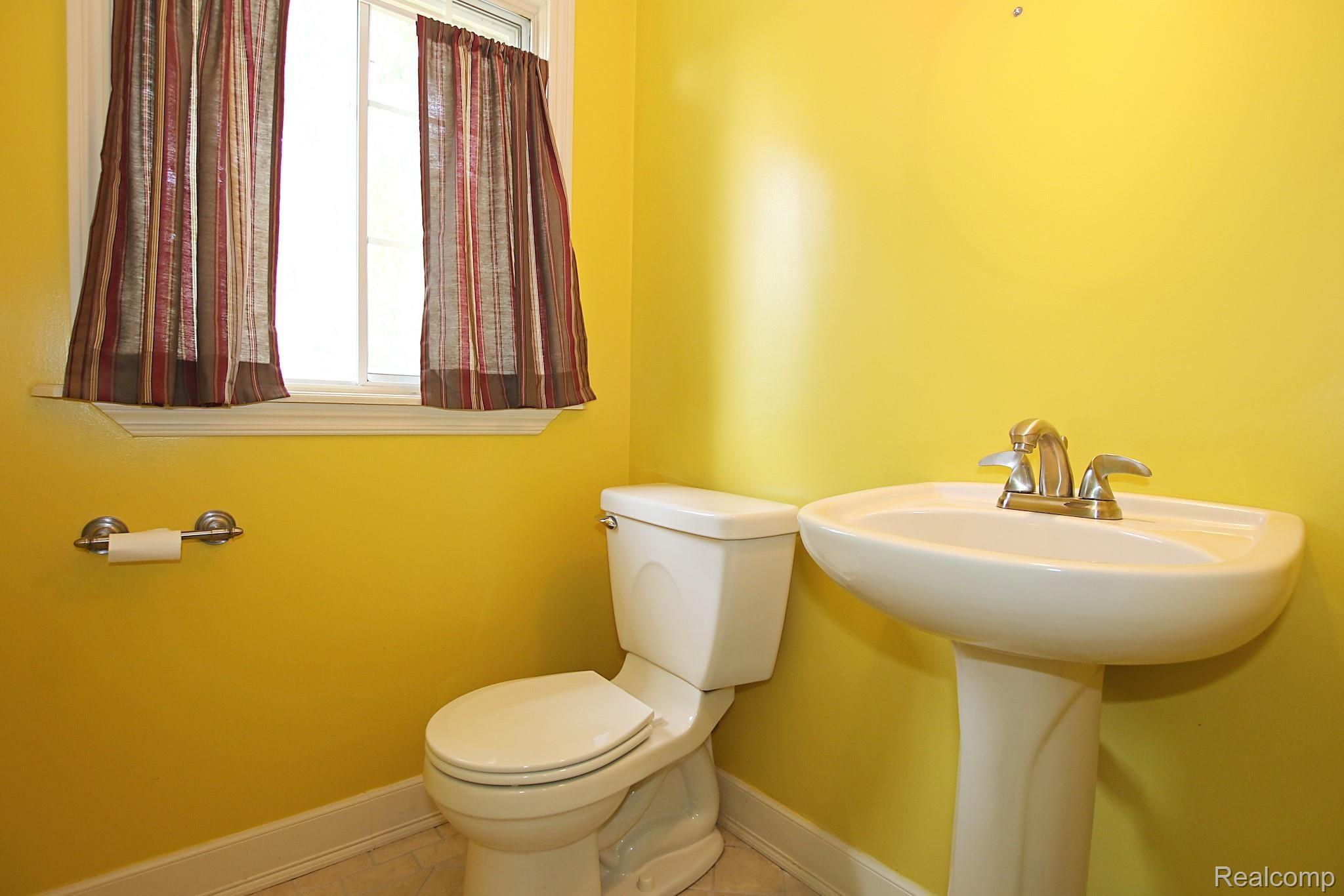 1845 Crestline Street Rochester, MI 48307 - Photo 18 of 58 18) Kitchen Hlaf Bath.jpg
