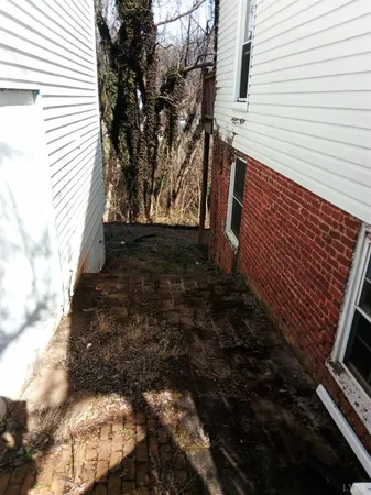 a view of a backyard with pathway