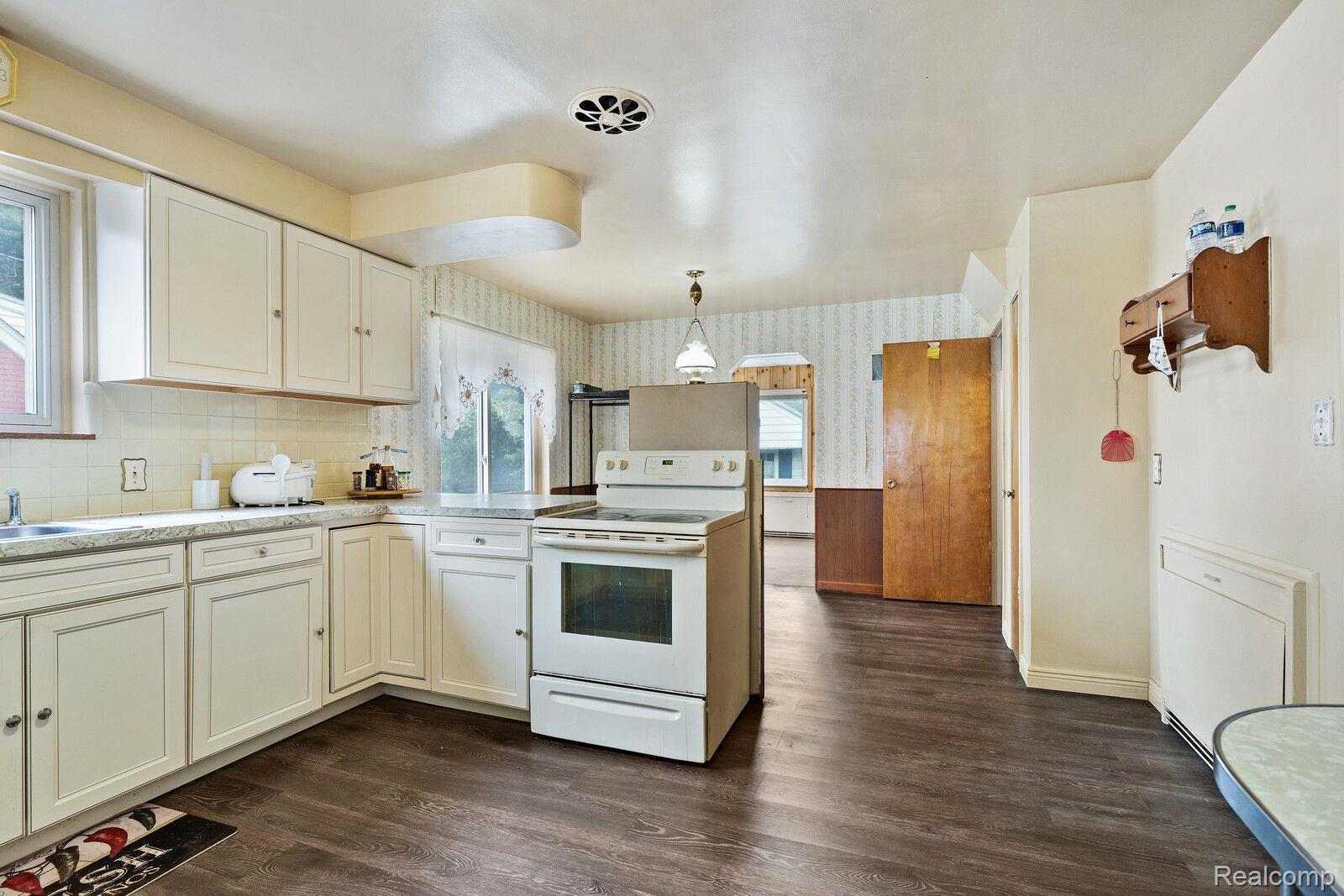 8436 Harding Street Center Line, MI 48015 - Photo 9 of 37 Gallery Image 9