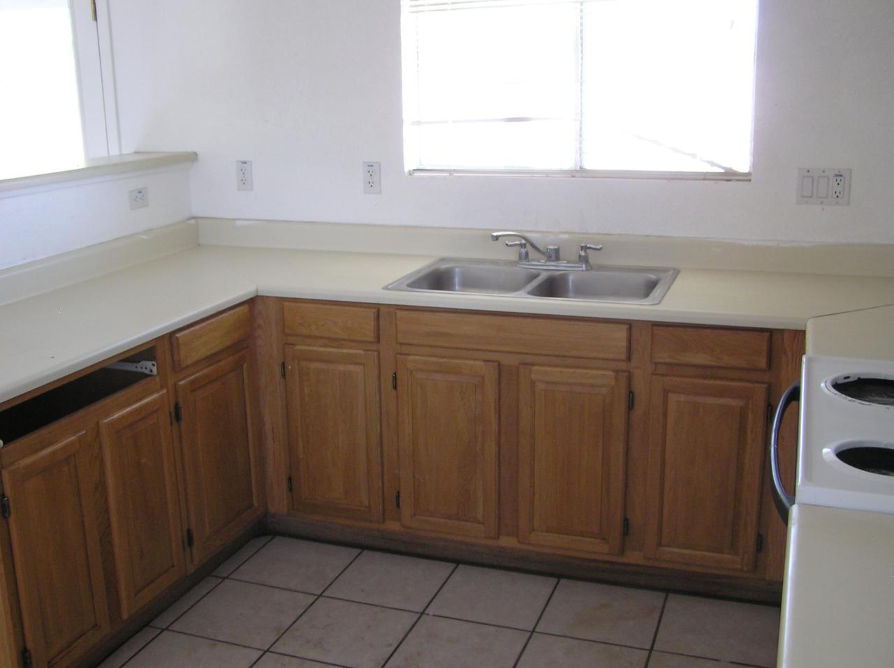 1256 East Vineyard Road Phoenix, AZ 85042 - Photo 5 of 8 Kitchen