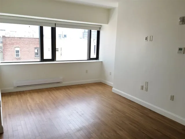 $2,139 | 875 Elm Street, Unit 413, Manchester, NH 03101