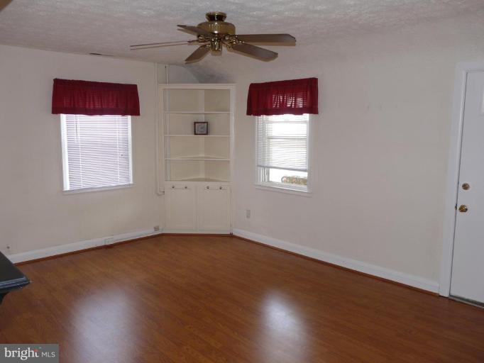 3129 Baybriar Road Dundalk, MD 21222 - Photo 2 of 18 Beautiful Living Room