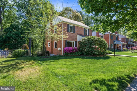 a view of a house with backyard and garden