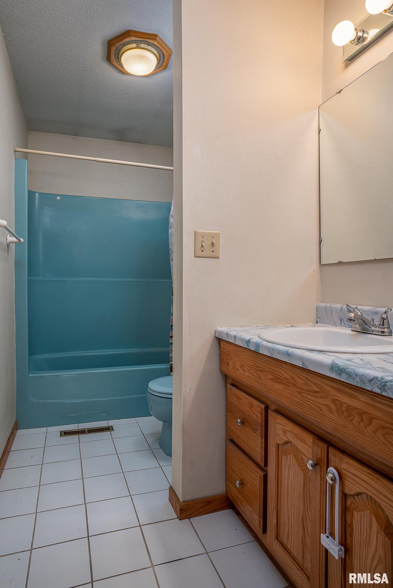 5749 Oakbrook Road Davenport, IA 52806 - Photo 11 of 16 Gallery Image 11