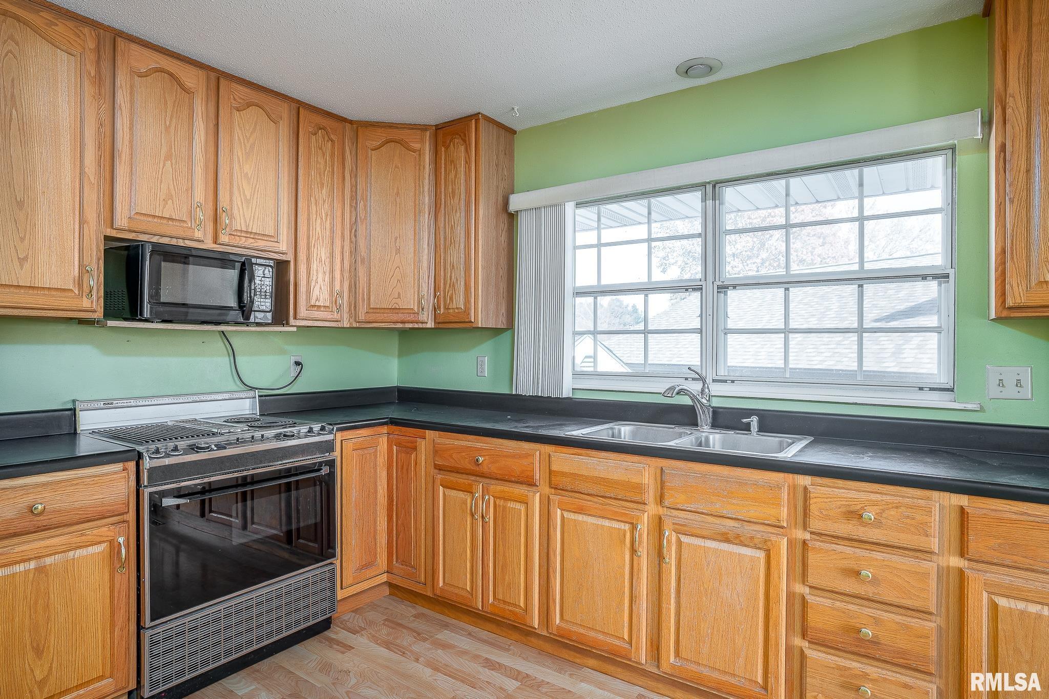 5749 Oakbrook Road Davenport, IA 52806 - Photo 4 of 16 Gallery Image 4