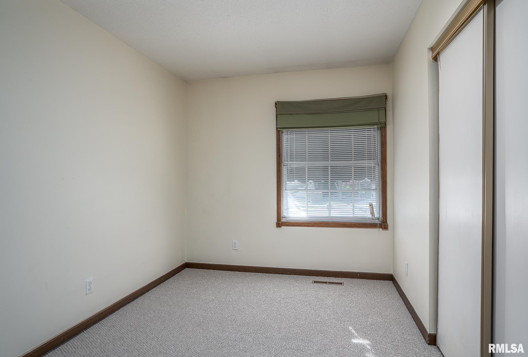 5749 Oakbrook Road Davenport, IA 52806 - Photo 8 of 16 Gallery Image 8