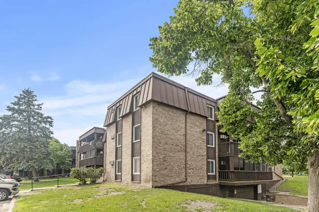 $130,000 | 4207 Lakeside Avenue North, Unit 328, Brooklyn Center, MN 55429