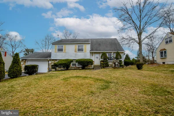 $500,000 | 220 Hampshire Drive, Chalfont, PA 18914