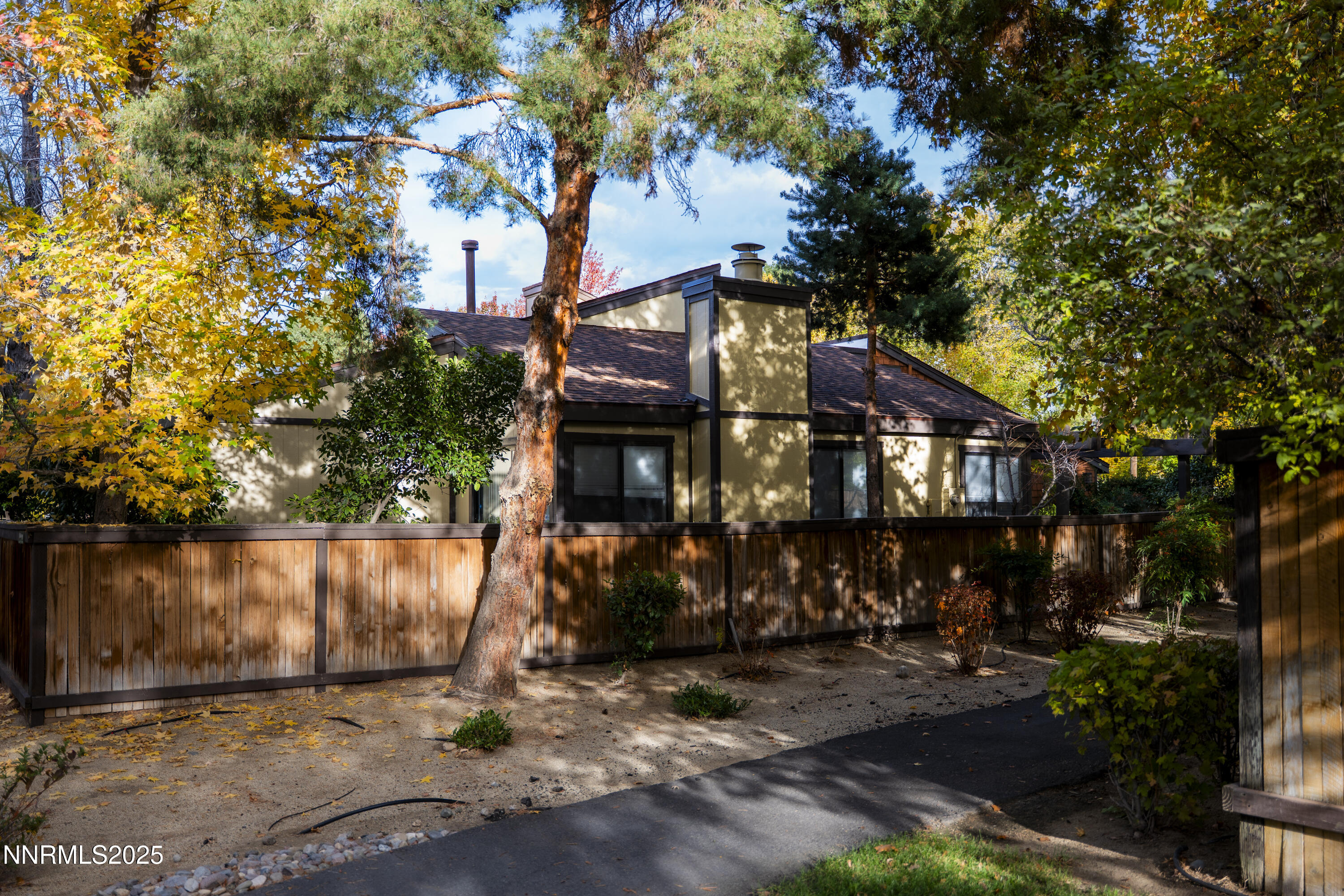 360 East Riverview Circle Reno, NV 89509 - Photo 3 of 24 IslaPhoto-360-East-Riverview-Circle-4