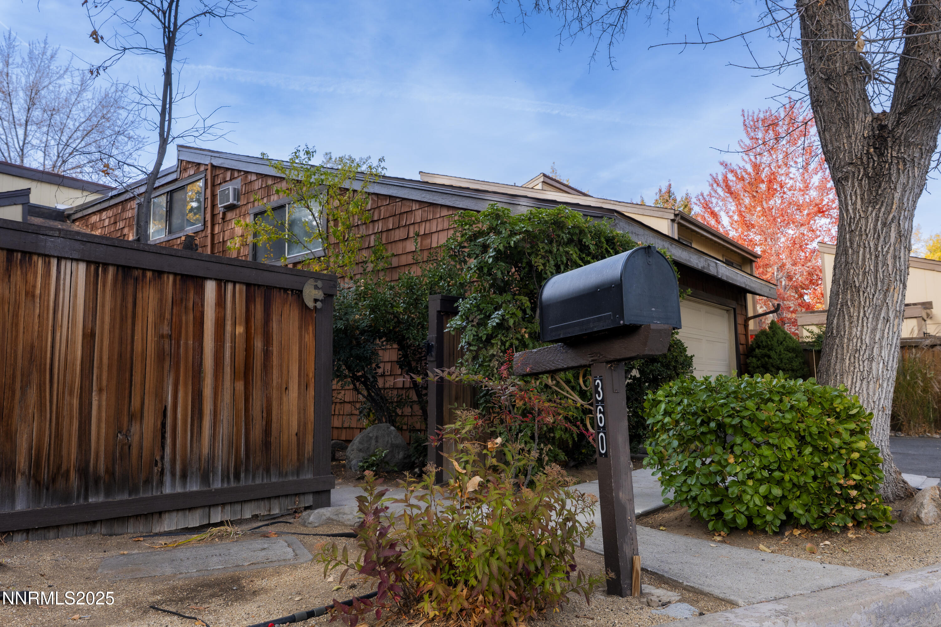 360 East Riverview Circle Reno, NV 89509 - Photo 4 of 24 IslaPhoto-360-East-Riverview-Circle-1