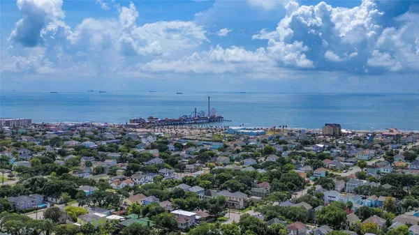 $2,800 | 1208 32nd Street, Galveston, TX 77550