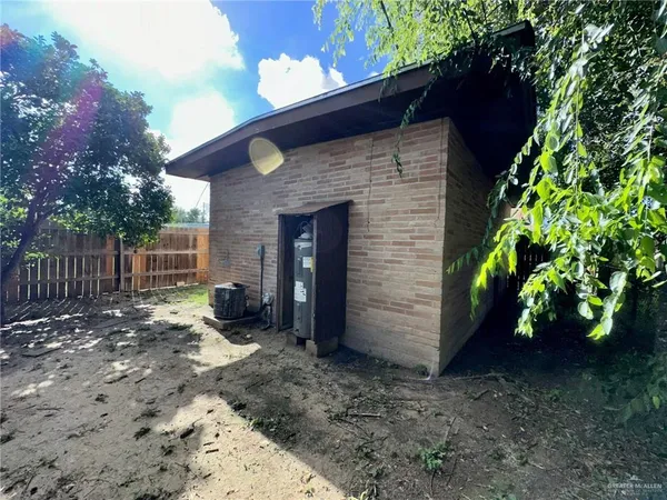 $680 | 806 Walnut Avenue, Unit COTTAGE, McAllen, TX 78501