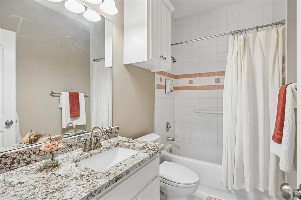 1700 Rock Ridge Road Lucas, TX 75002 - Photo 20 of 37 Ensuite bathroom for secondary bedroom.