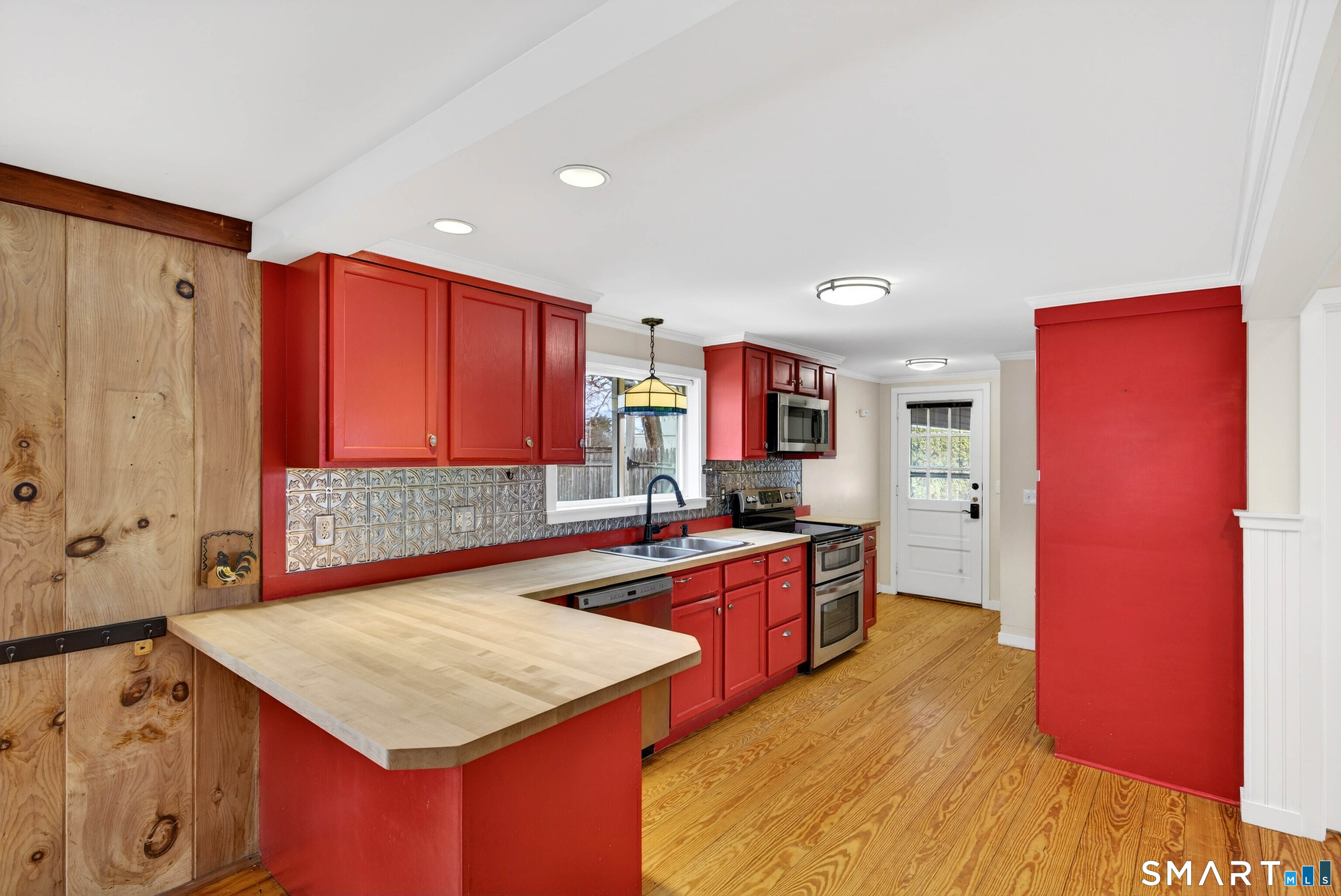 25 Pond Road Old Saybrook, CT 06475 - Photo 13 of 40 a kitchen with a stove a refrigerator and a oven