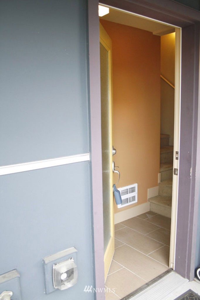 933 North 98th Street, Unit A Seattle, WA 98103 - Photo 2 of 13 Gallery Image 2